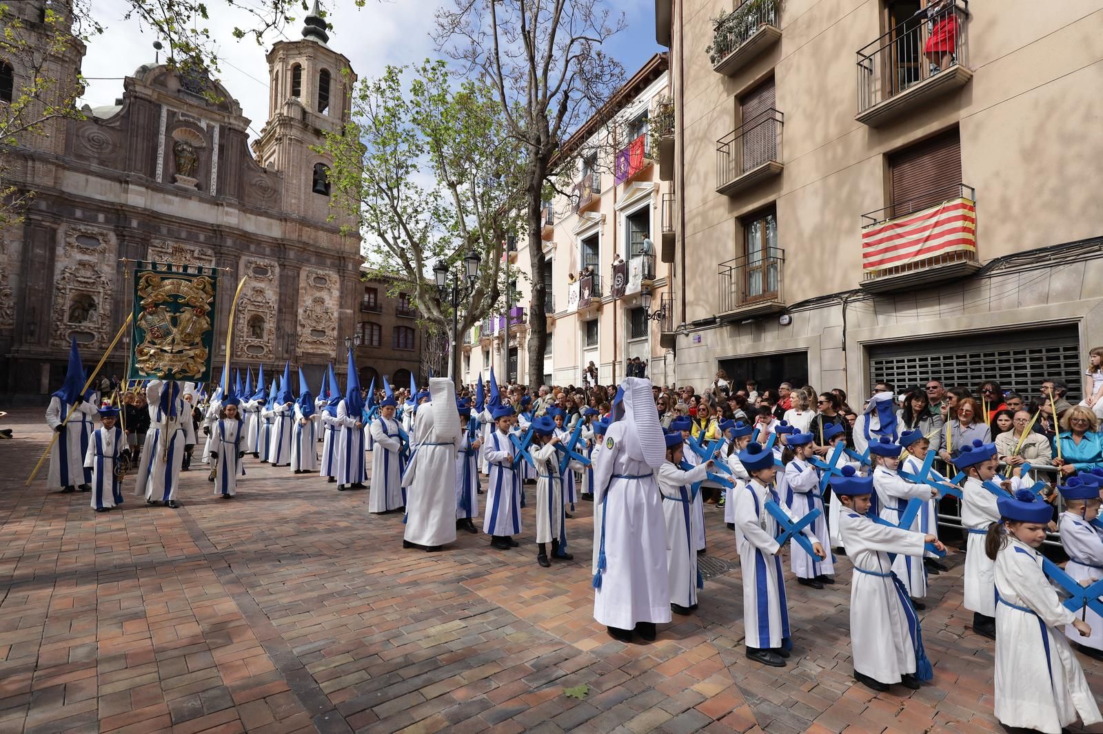 En imágenes | Emoción y mucho público en la procesión de las palmas de Zaragoza