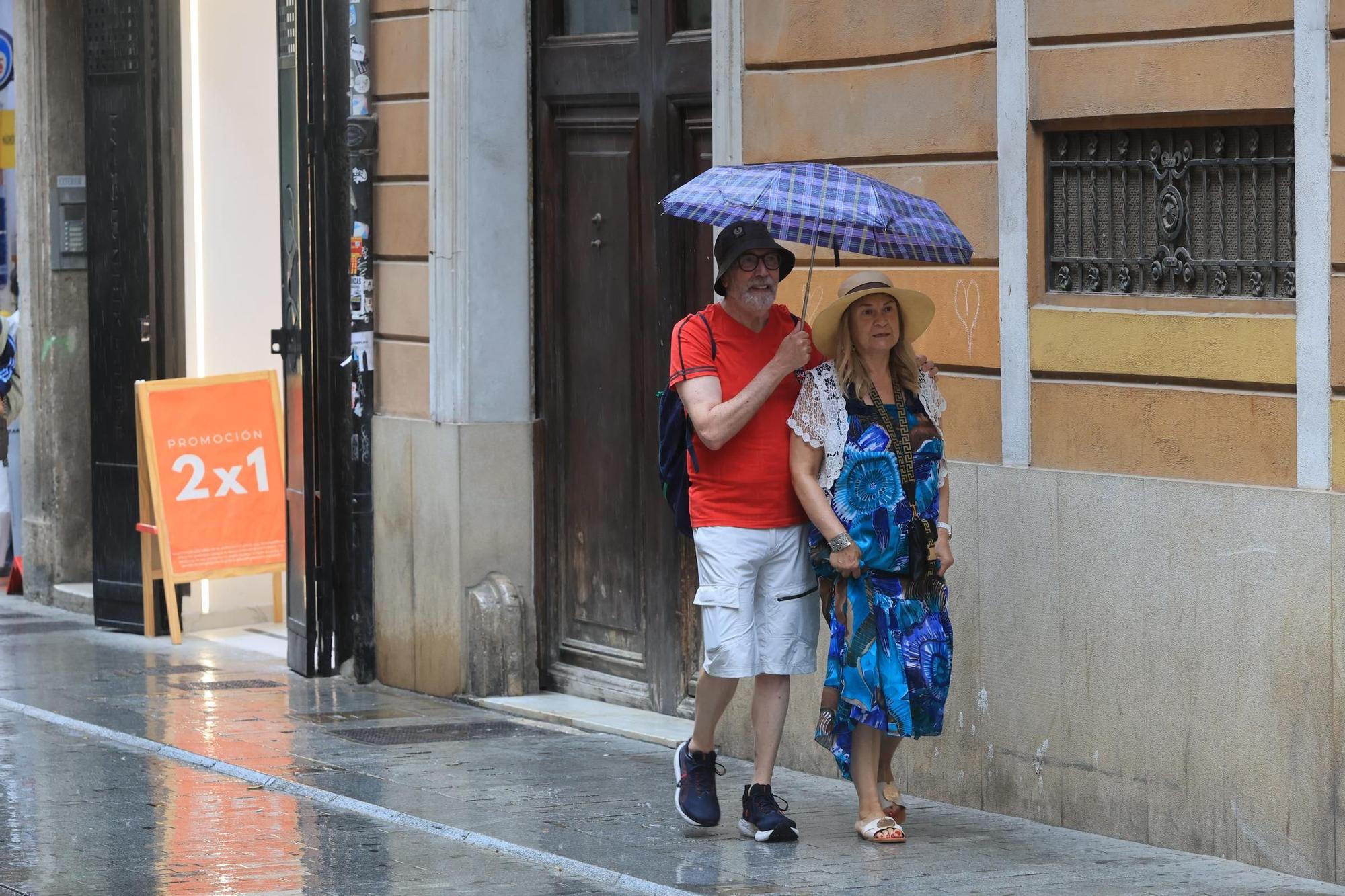 La lluvia cae con fuerza en el centro de València