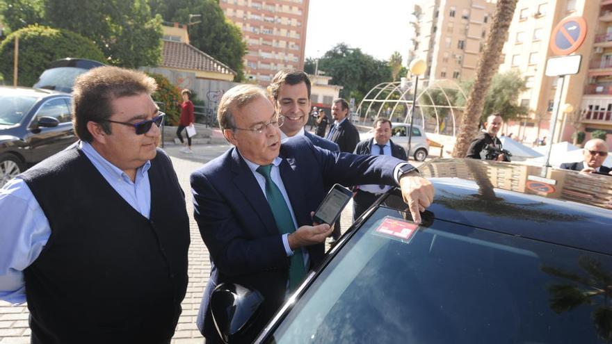 Presentación de las pegatinas que llevarán los vehículos de alquiler con conductor en la Región.