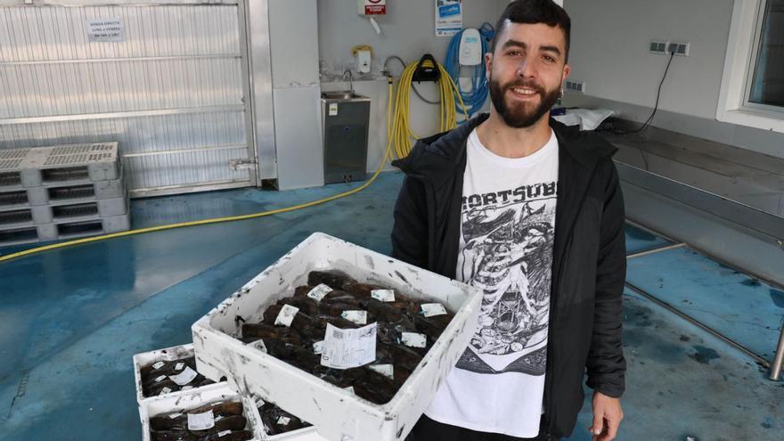 Xoel Schwarz López, en la lonja de Cesantes con una caja de chocos.