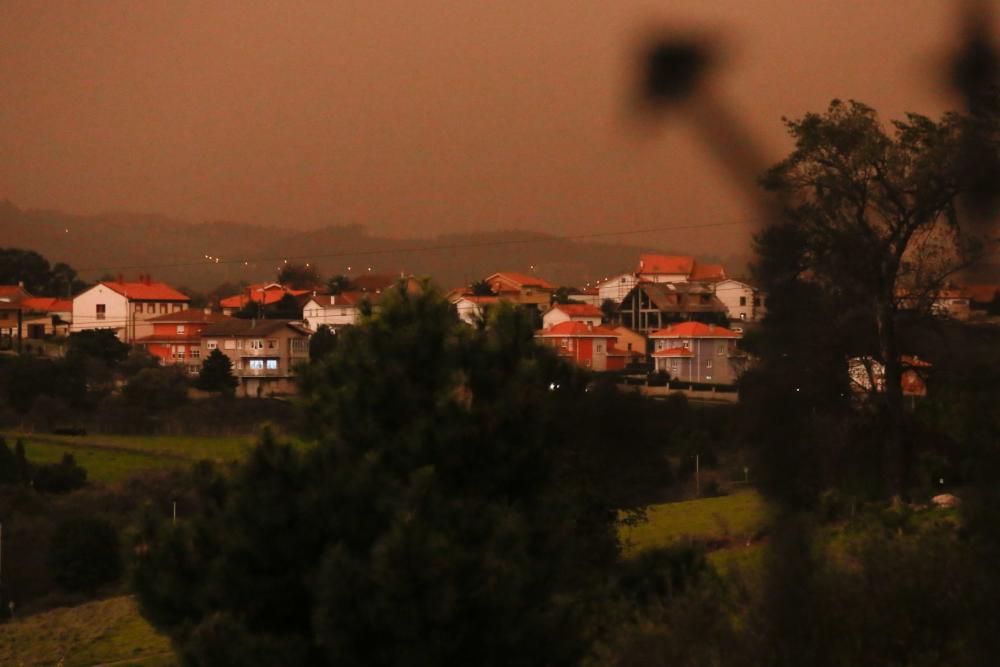 Oscuridad y fuerte olor a humo en toda Asturias