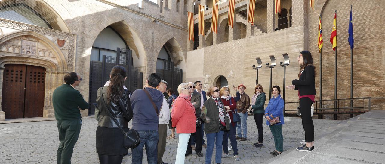 Visitas guiadas en las Cortes de Aragón, en anteriores ediciones de San Jorge, previas a la pandemia.