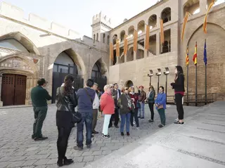 San Jorge recupera su espíritu ciudadano con visitas y espectáculos en las Cortes y el Pignatelli