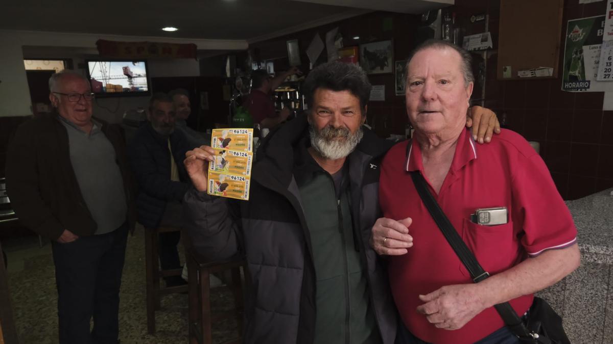 Los afortunados celebran en el interior del bar Betis