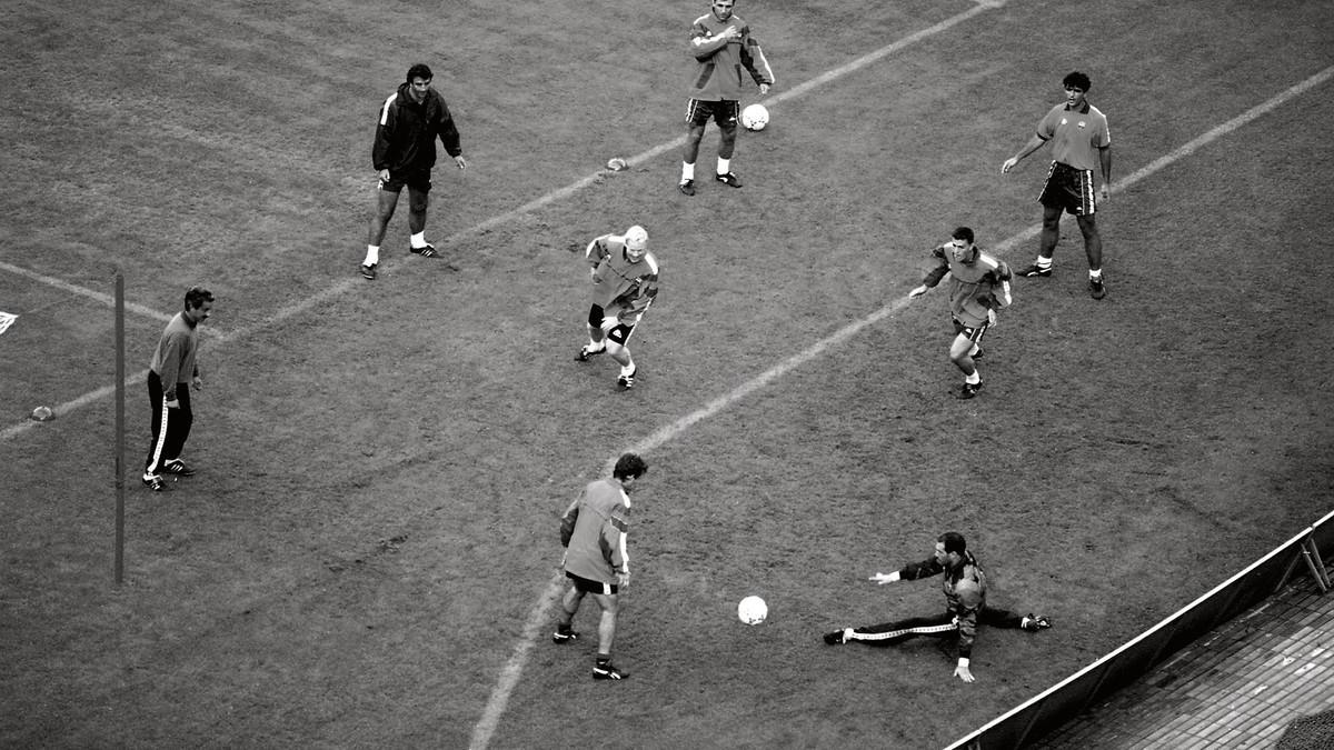 Los jugadores del Dream Team de Cruyff en un rondo en el Camp Nou en 1993.