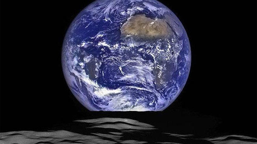Vista de la Tierra con el perfil de la Luna en primer término.