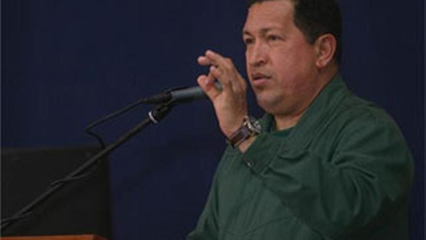 Chávez anuncia el regreso de las tropas de Colombia