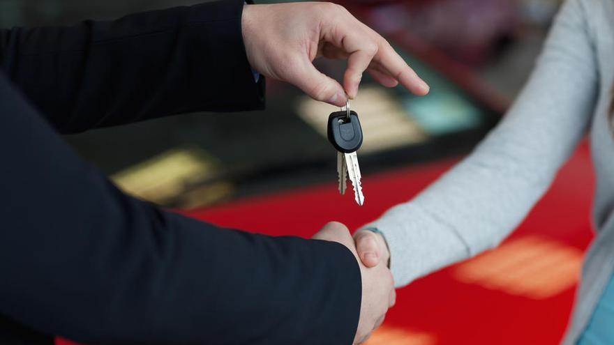 Entrega de llaves para adquirir un coche renting.