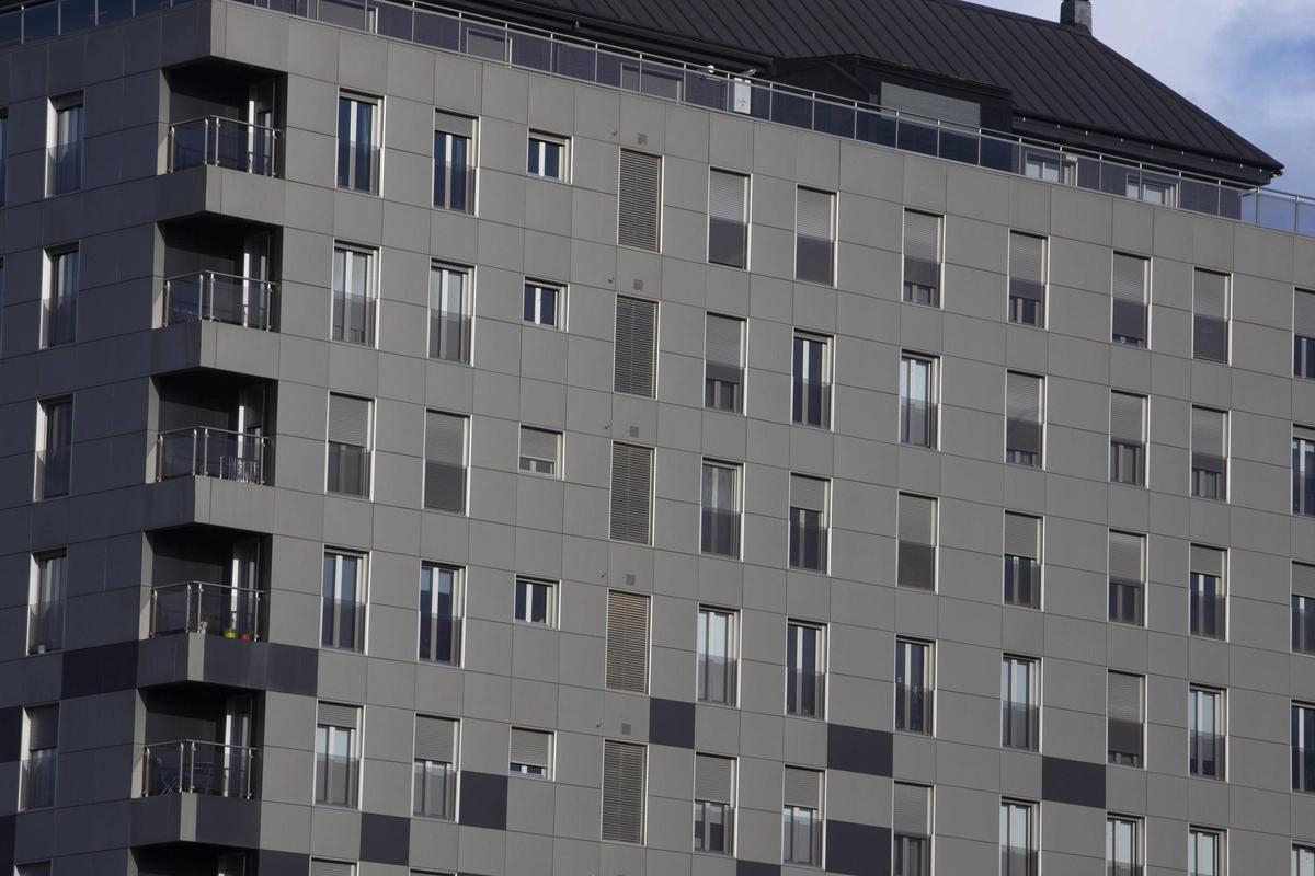 Placas de aluminio que recibren la fachada