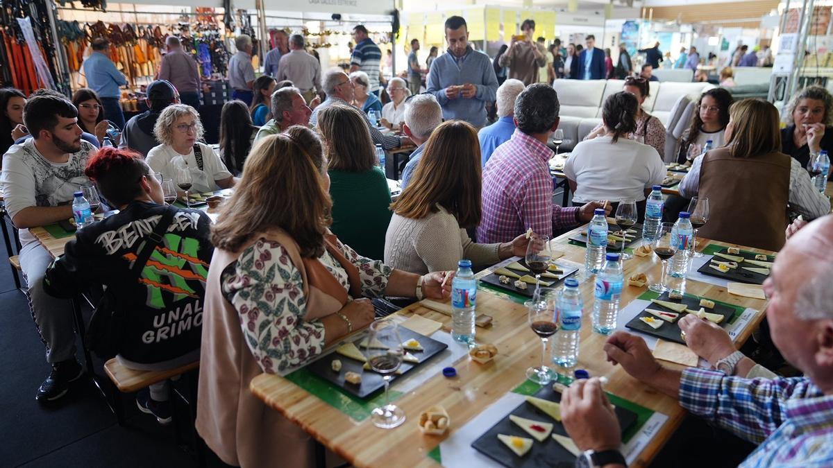 Cata de queso en la Feria Agroganadera de Los Pedroches.