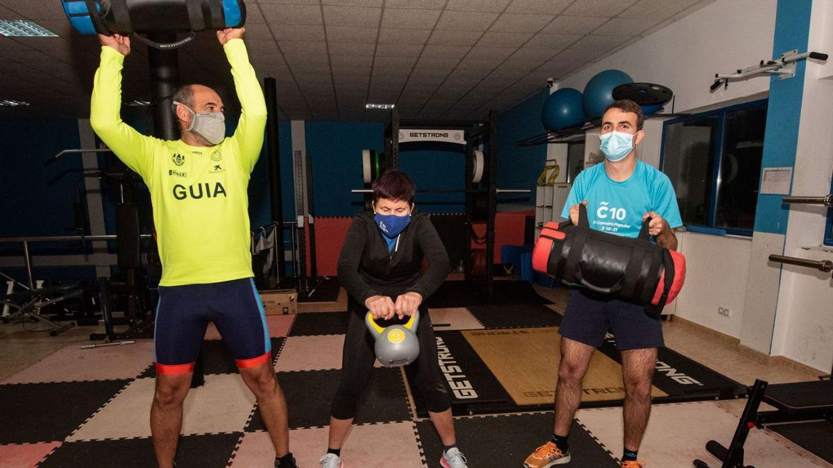 Felipe, guía para deportistas con discapacidad, junto a Carmen, atleta ciega y Jorge, deportista con parálisis cerebral.   | // CASTELEIRO/ROLLER AGENCIA