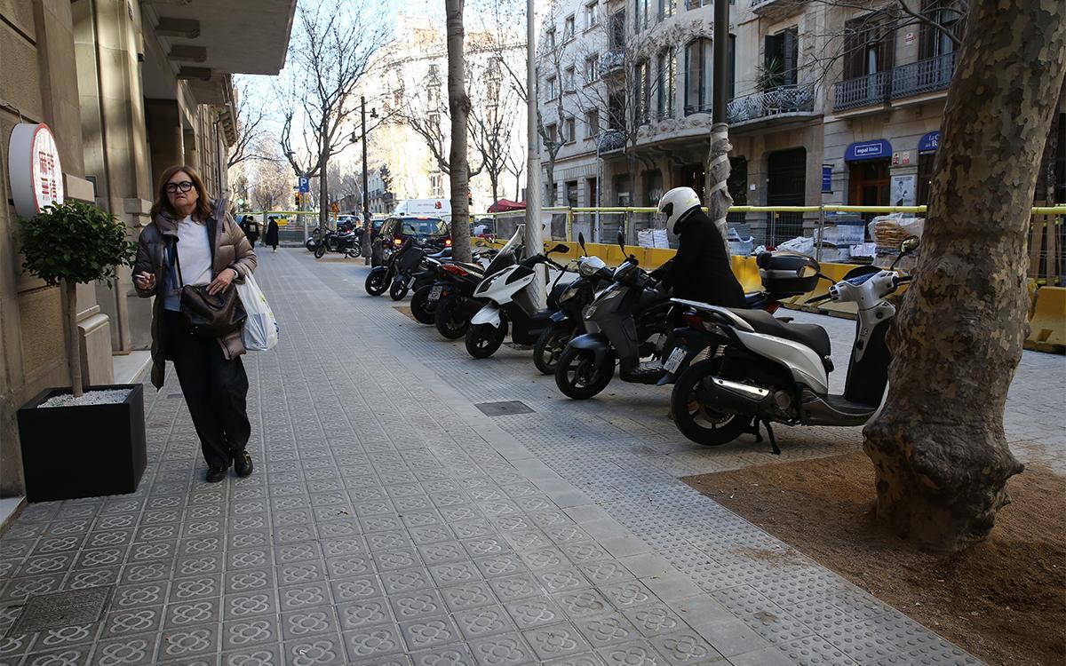 Avisos i possibles multes miren d’aturar la proliferació de motos mal aparcades a la superilla de Barcelona