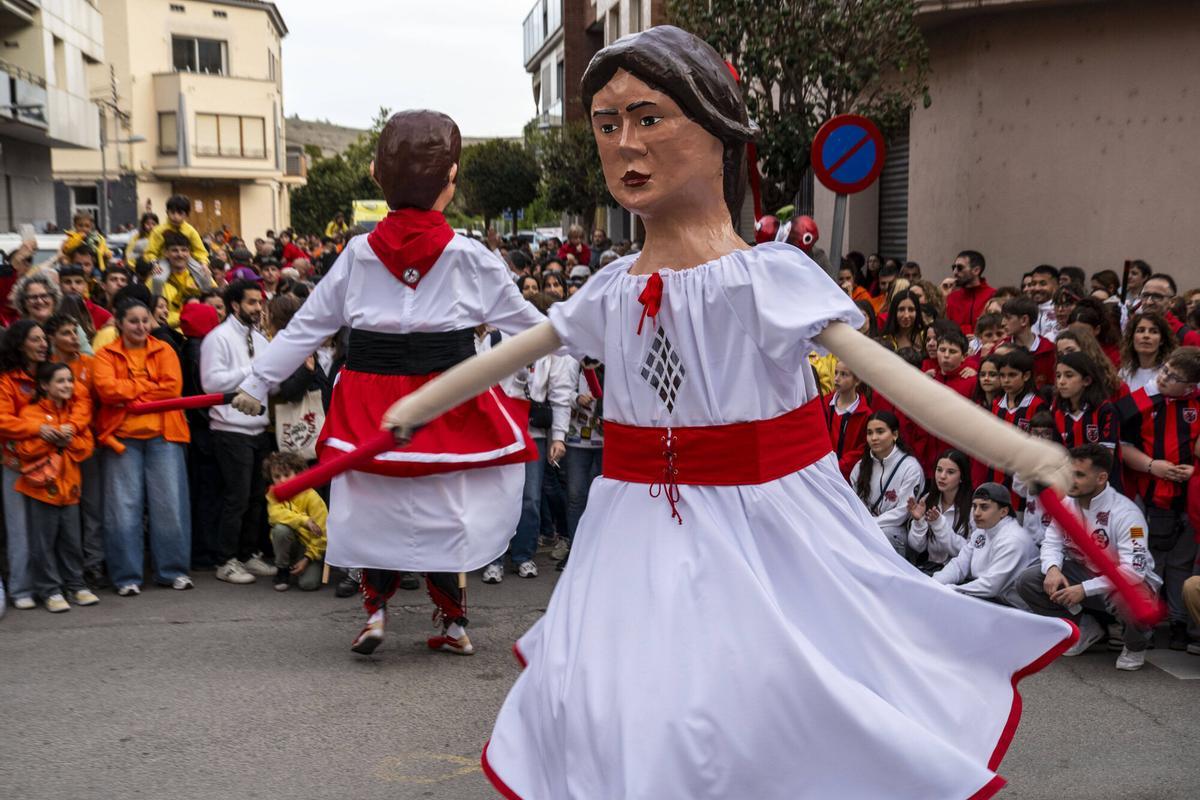 Imatges de l'estrena dels nous gegantons de l'Agrupació Sardanista de Súria, el Miquel i la Maria