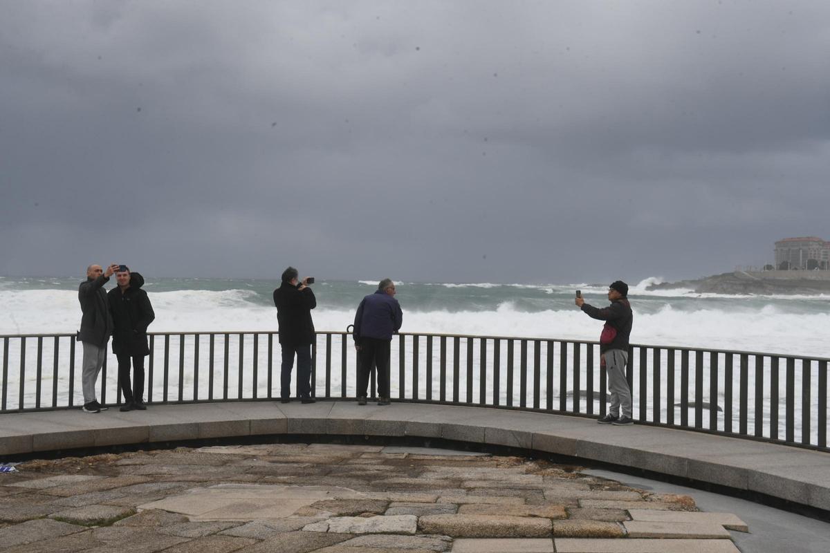 Alerta roja en el litoral coruñés por olas de hasta nueve metros