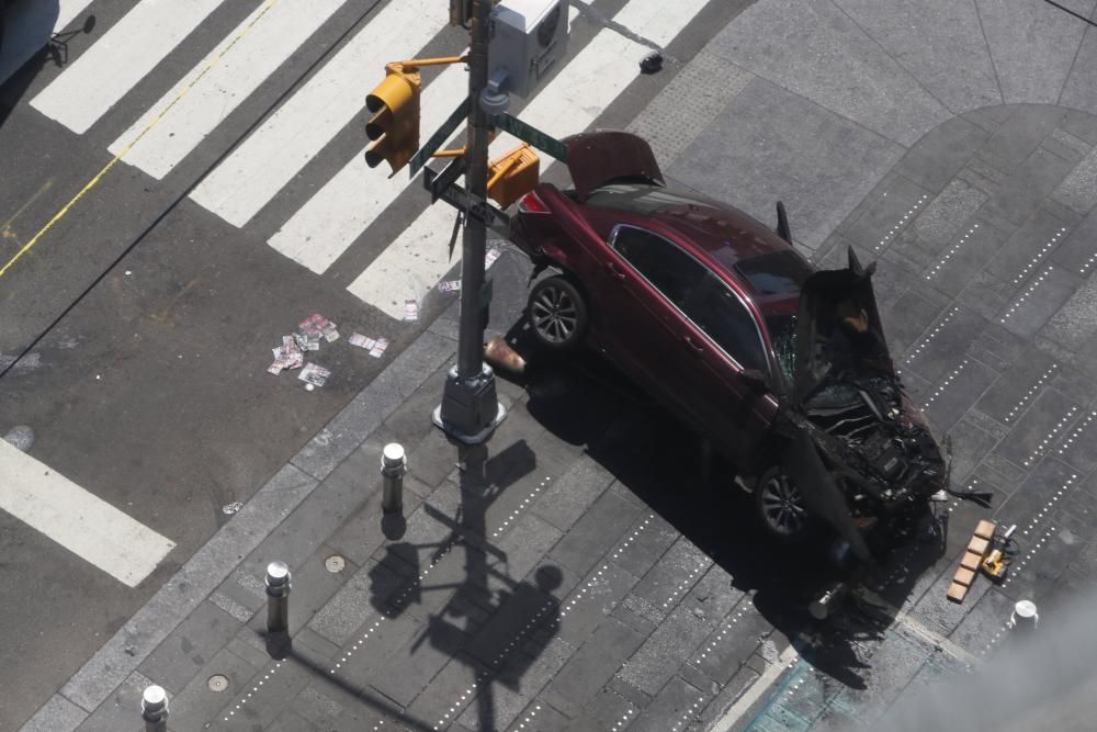 Un coche atropella a una multitud en Times Square