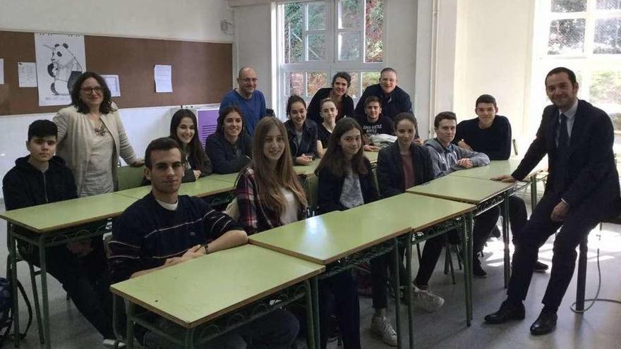 La delegación de la Embajada de Francia, durante su visita a un aula del instituto.