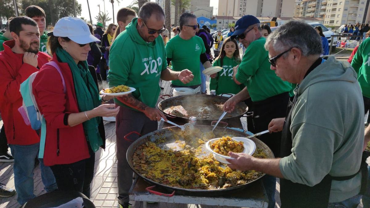 Colas para recoger su suculenta ración de arroz.