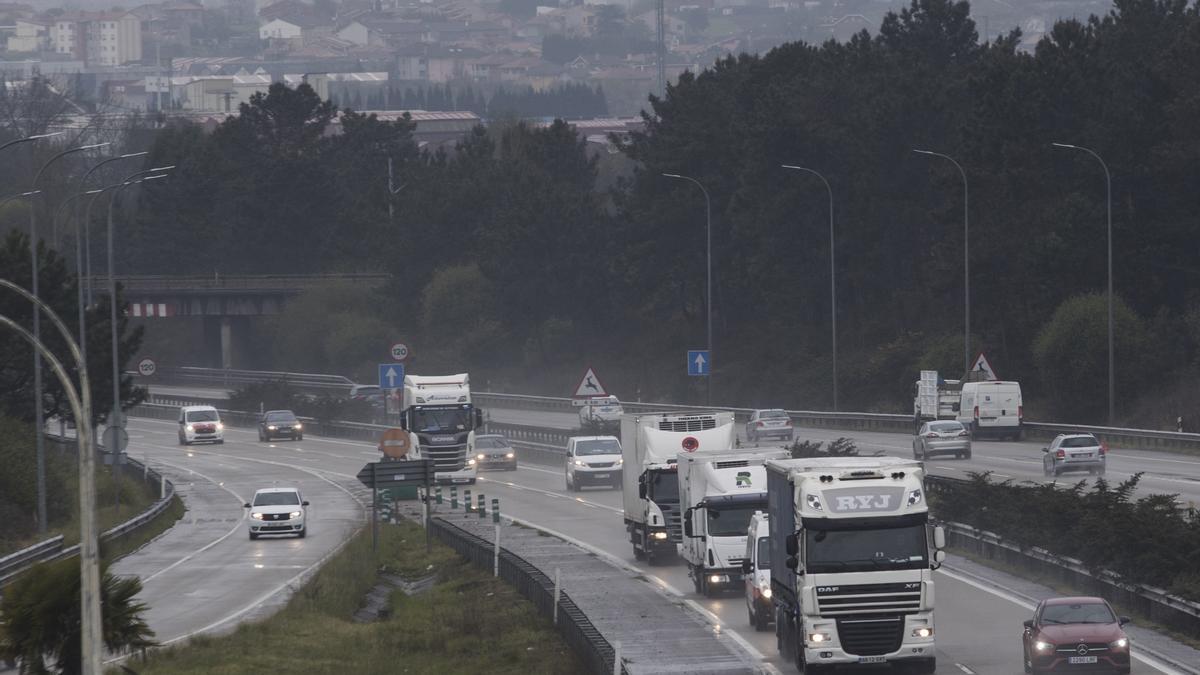 Camiones circulando por la zona central de la autopista Y