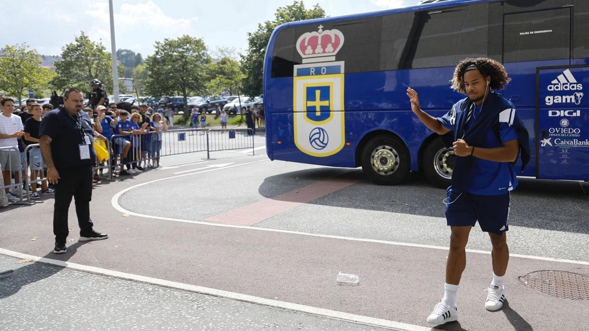 Koba saluda a los aficionados del Real Oviedo desplazados a Santander