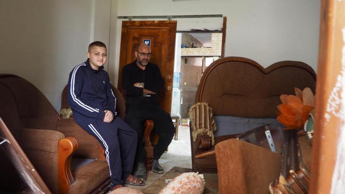 Ahmed y Jaled Sadi, en el interior de su vivienda.