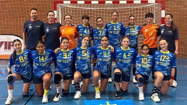 La selección asturiana femenina en Cangas del Narcea.