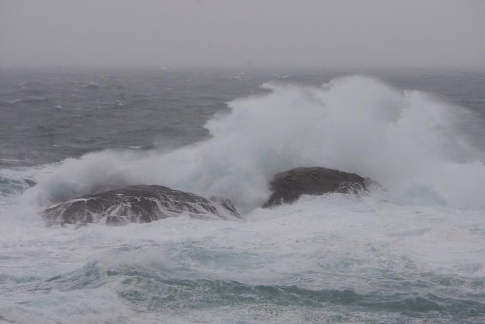 Las olas rompen con fuerza en Baiona.