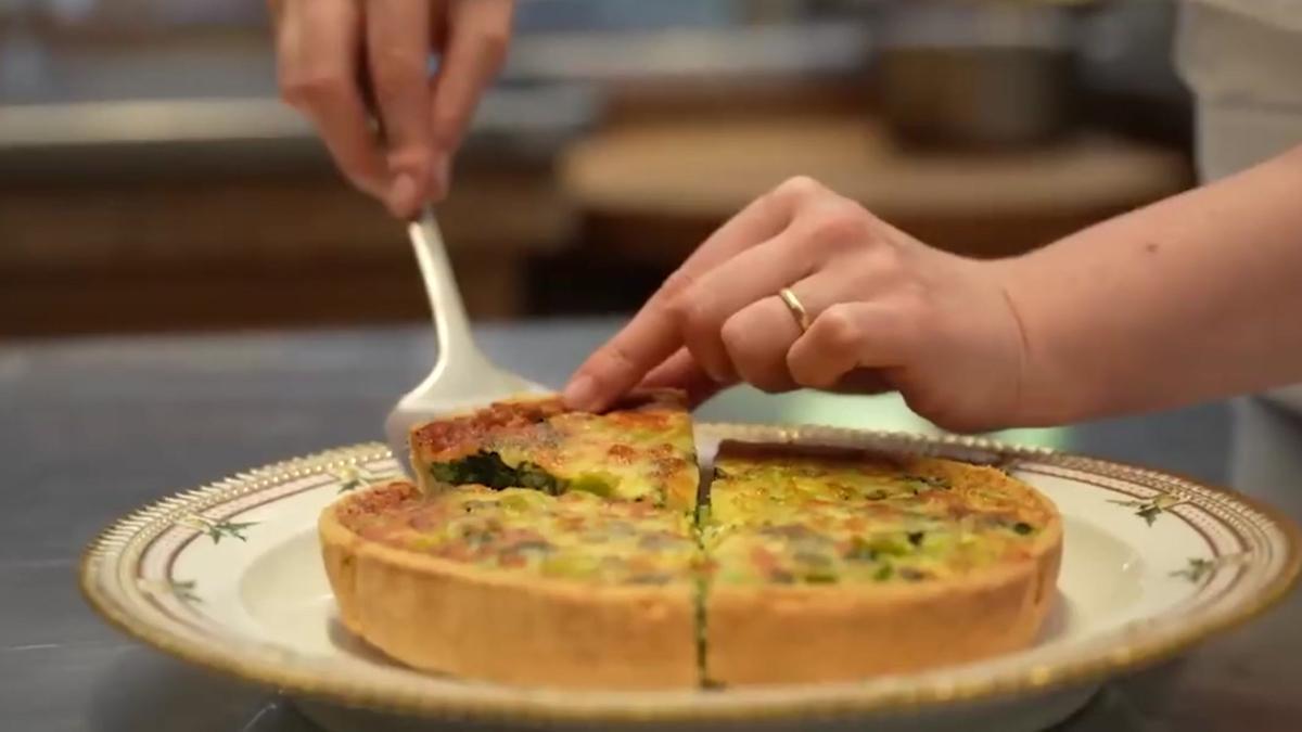 Así se prepara la quiche del menú de la coronación de Carlos III