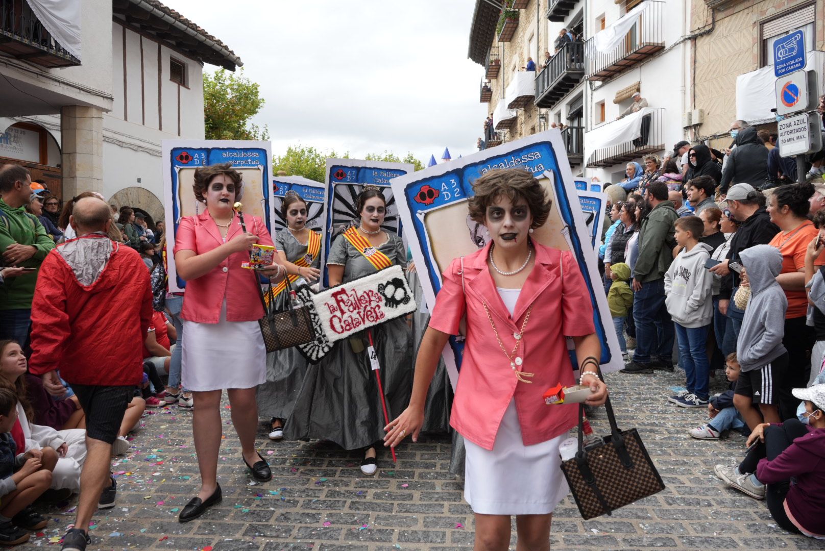 Batalla de confeti y desfile de carrozas en el Anunci de Morella