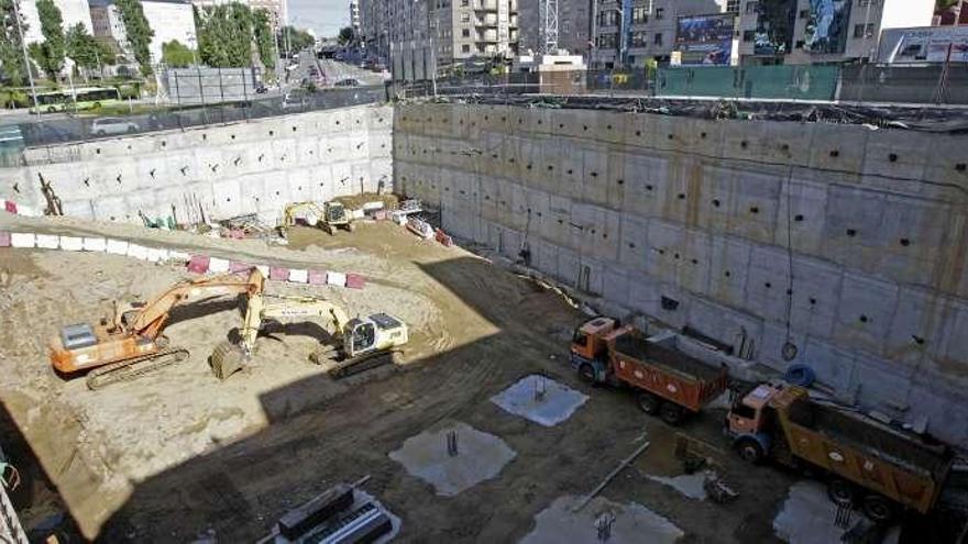 La excavación en la parcela en la que se levantará el centro comercial con las piedras del antiguo edificio Bandeira ha llegado a una profundidad de 16 metros.