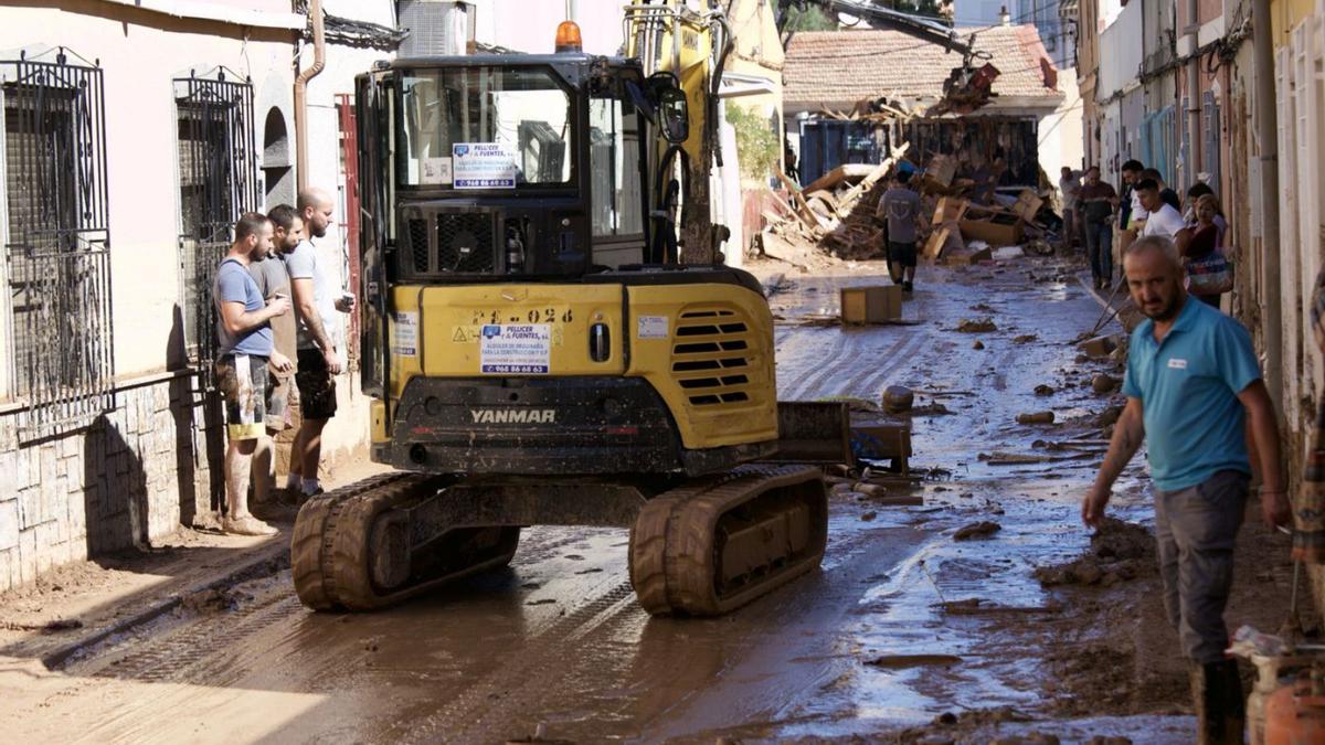 Labores de limpieza en la calle San Nicolás tras la tromba de agua caída en septiembre.  | JUAN CARLOS CAVAL