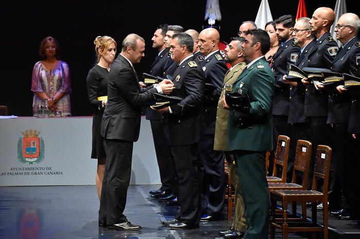 Entrega de Honores y distinciones por el día de ...