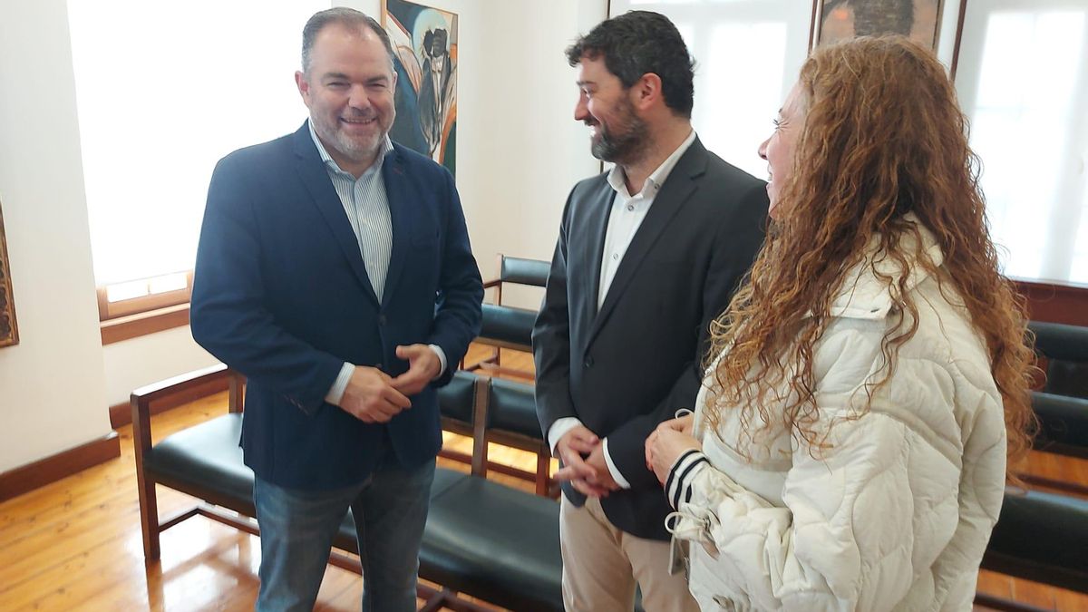 Carlos Paniceres, Óscar Pérez y Silvia Pérez Istillarty, ayer, en el Ayuntamiento de Valdés.