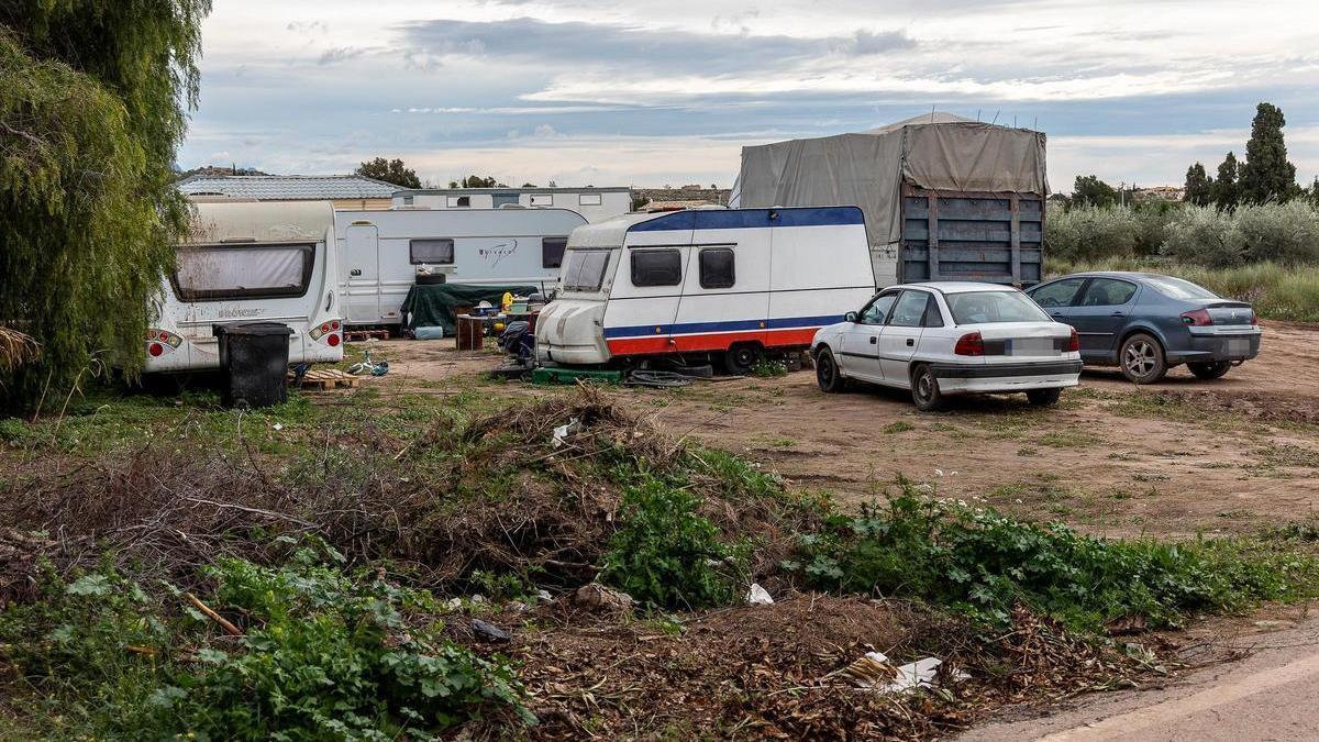 Vecinos de la pedanía de Verdegás, en Alicante, denuncian inseguridad por los residentes en las caravanas aparcadas