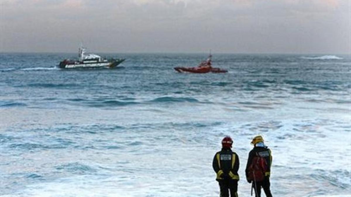 Una lancha de Salvamento Marítimo busca a los policías desaparecidos en la playa de Orzán, ayer.