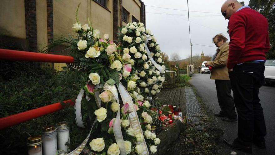 Flores y velas ante la nave de Asados.