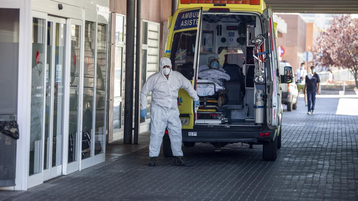 Sigue la última hora del coronavirus en Zamora. En la imagen, personal sanitario protegido con un EPI en el acceso de Urgencias del Hospital Virgen de la Concha.