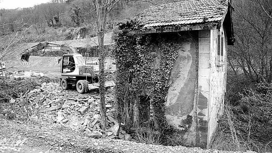 El derribo de la antigua estación de El Cadavíu, el martes por la tarde.