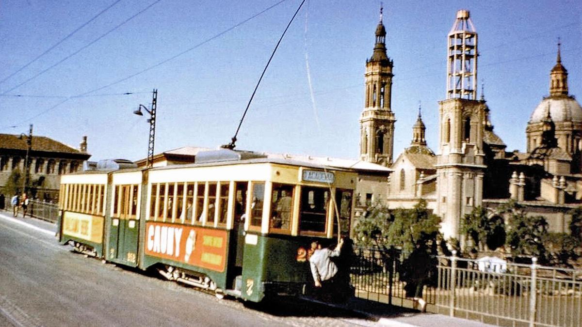 Tranvía de la 'línea 10. Academia' a su paso por el puente de Piedra, 1958