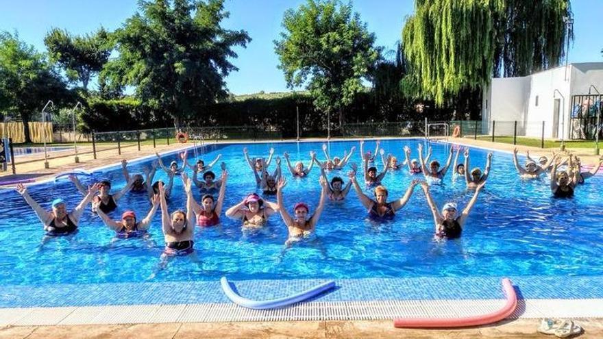 Participantes de la actividad de aquagym celebrada en la Semana Cultural de 2017 posan ante la cámara.