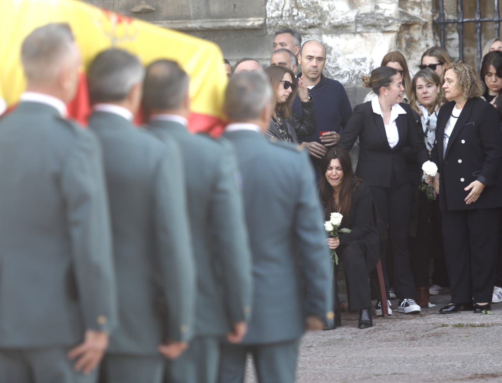 Dolor y lágrimas en el funeral del guardia civil que evitó una masacre ciclista en Pravia