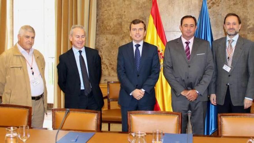 Imagen de la reunión celebrada en Madrid donde se pacificaron los ánimos de los regantes de la Vega Baja por la CHS y el Gobierno.