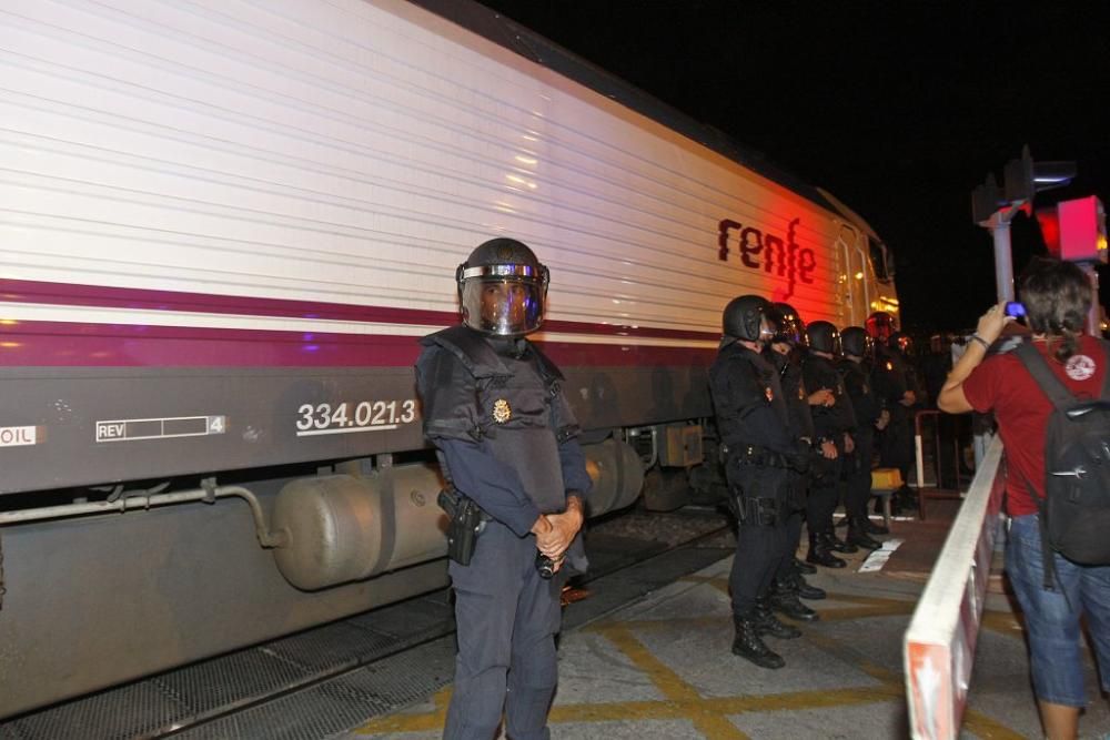 Los manifestantes protestan contra el AVE