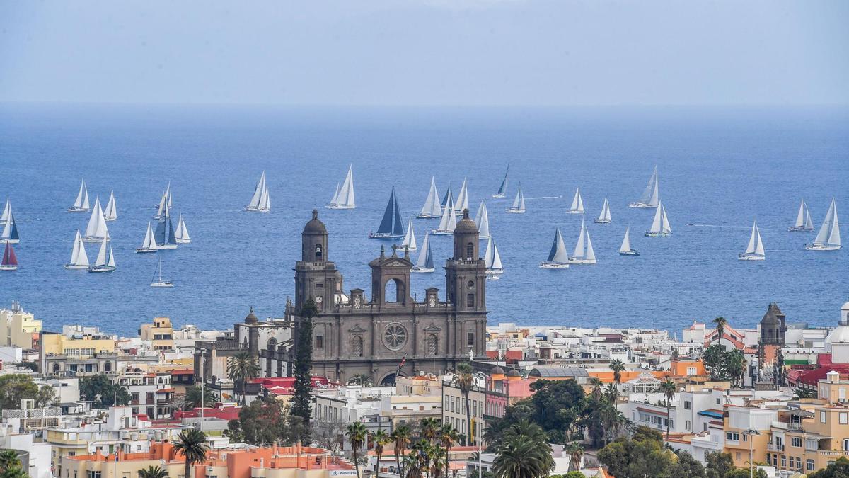 Vista de Las Palmas de Gran Canaria, con la Catedral de Santa Ana y la salida de la regata ARC al fondo, en una imagen de archivo.