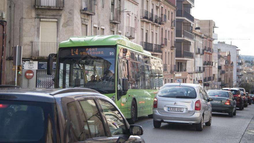 Un autobús passant per la carretera de Vic de Manresa. El darrer pla de mobilitat preveia dedicar-li un carril per a ell sol