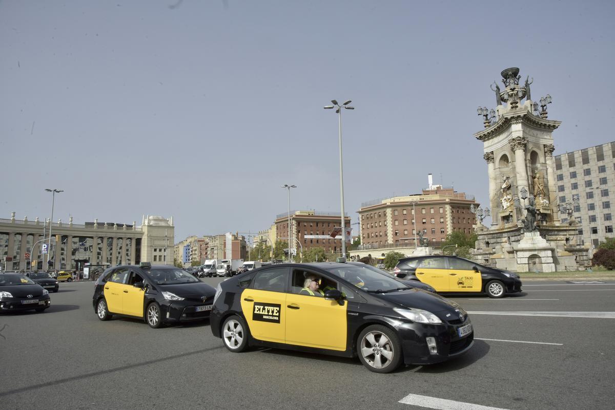 Protesta de los taxistas y marcha lenta en Barcelona