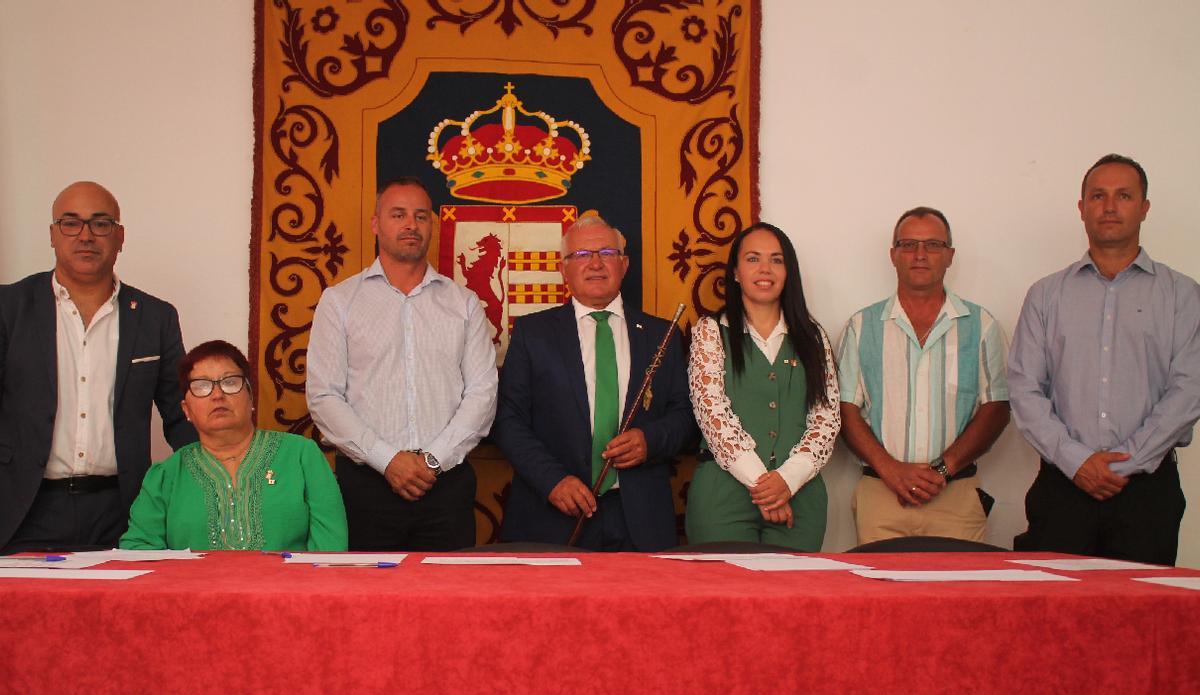 Los concejales de Betancuria, con el alcalde en el centro de la imagen.