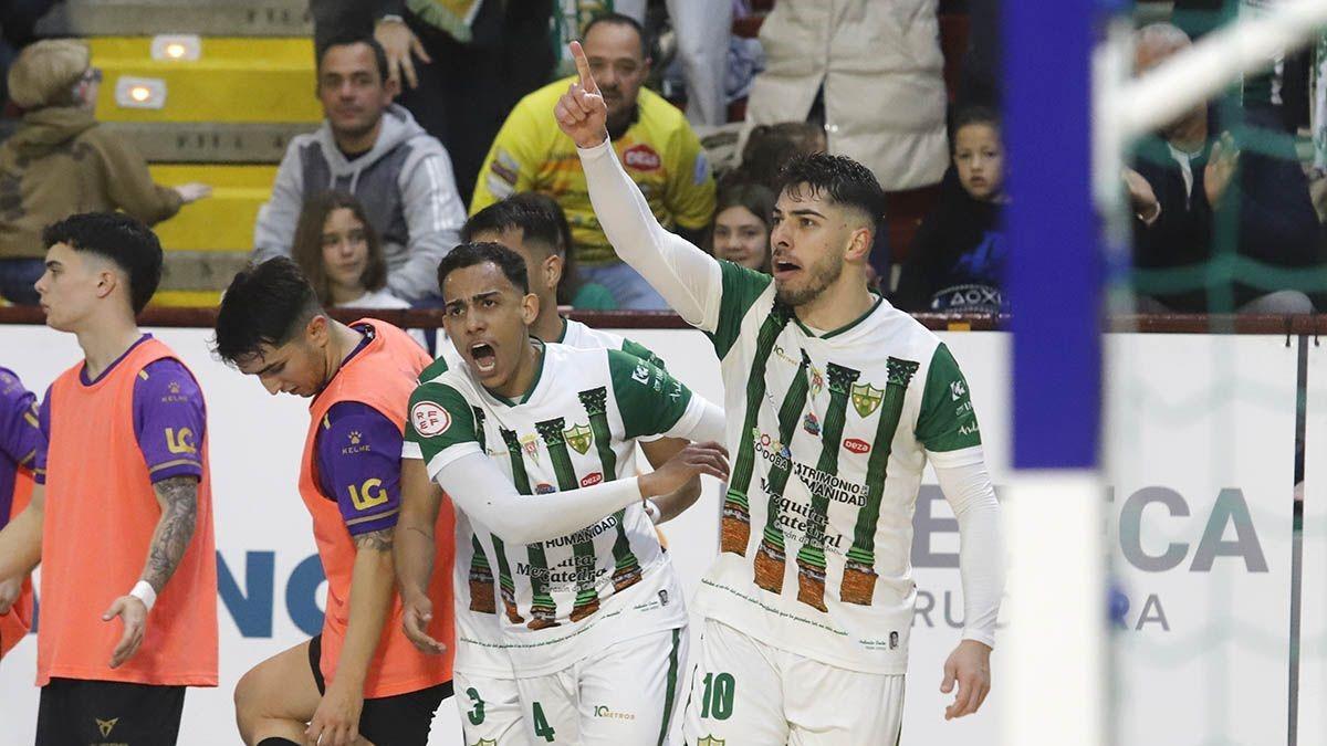 Lucas Perin celebra un gol en Vista Alegre esta temporada.