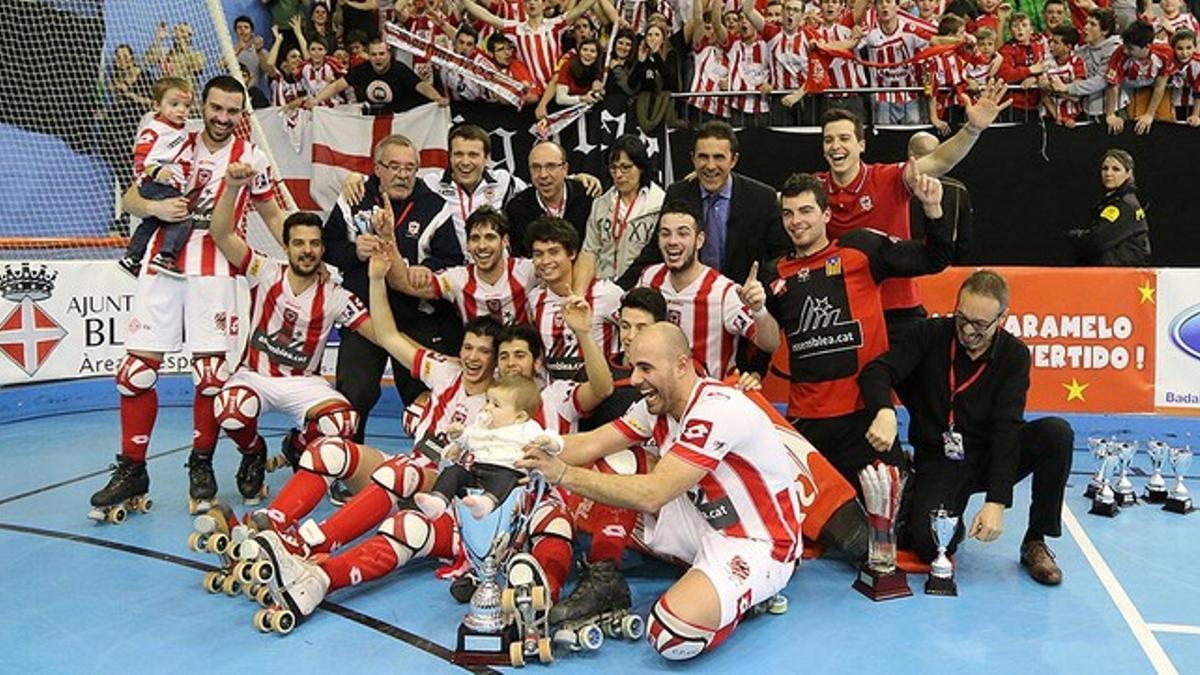 La plantilla del Patí Vic celebra ante su afición el título de Copa conquistado en Blanes.