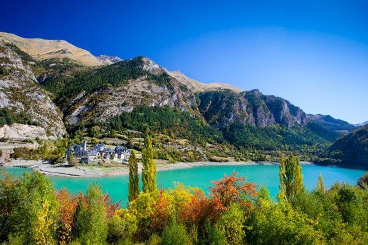 Embalse de Lanuza en los Pinineos de Huesca.