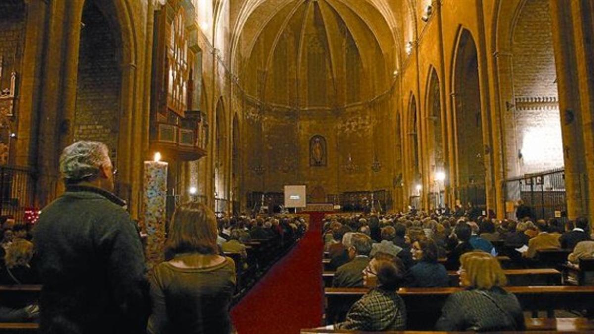 Un momento de la celebración de ayer en Santa Maria del Pi, en Barcelona, con un cirio encendido que simbolizaba a las pequeñas iglesias.